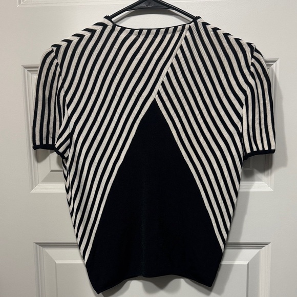 Giorgio Armani Women’s White Black V Striped Short Sleeve Blouse Size US 8 - Picture 4 of 9